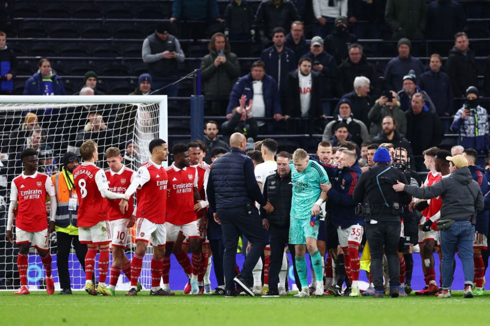 Imagini scandaloase! Un fan l-a lovit cu piciorul pe portarul lui Arsenal _4