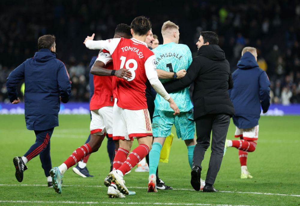 Imagini scandaloase! Un fan l-a lovit cu piciorul pe portarul lui Arsenal _6