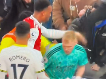 Imagini scandaloase! Un fan l-a lovit cu piciorul pe portarul lui Arsenal&nbsp;