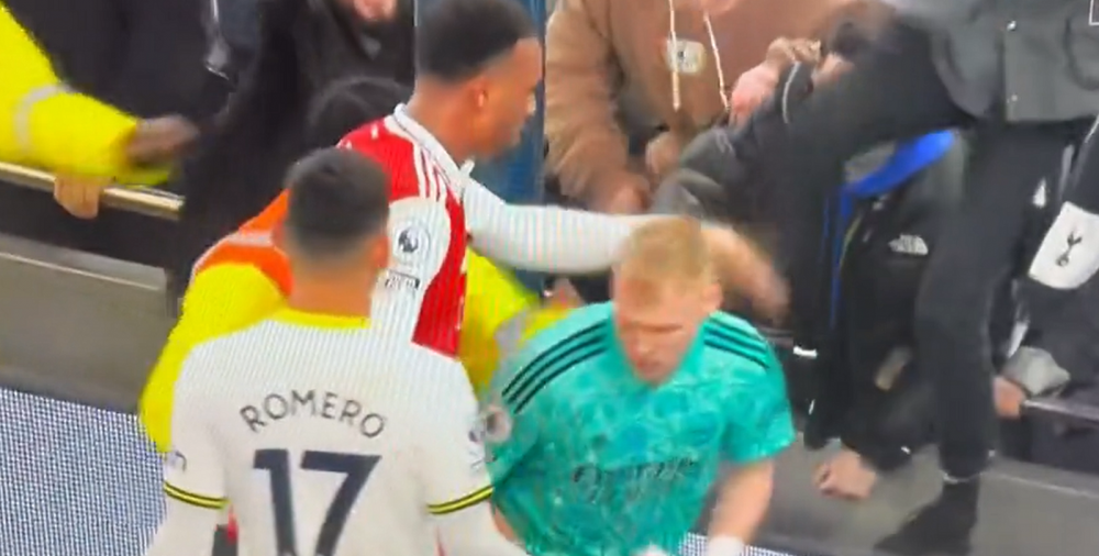 Reacția lui Ramsdale după ce un fan l-a lovit la finalul meciului Tottenham - Arsenal_2