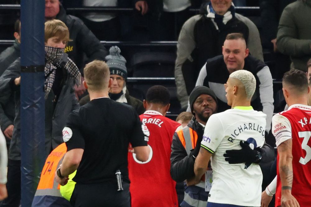 Reacția lui Ramsdale după ce un fan l-a lovit la finalul meciului Tottenham - Arsenal_3