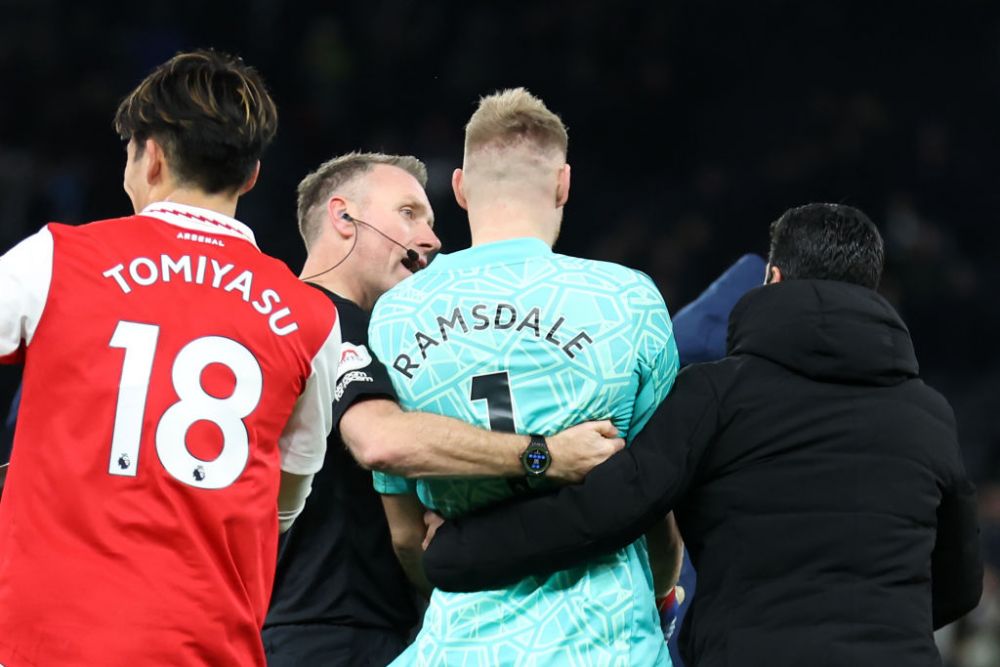 Reacția lui Ramsdale după ce un fan l-a lovit la finalul meciului Tottenham - Arsenal_7