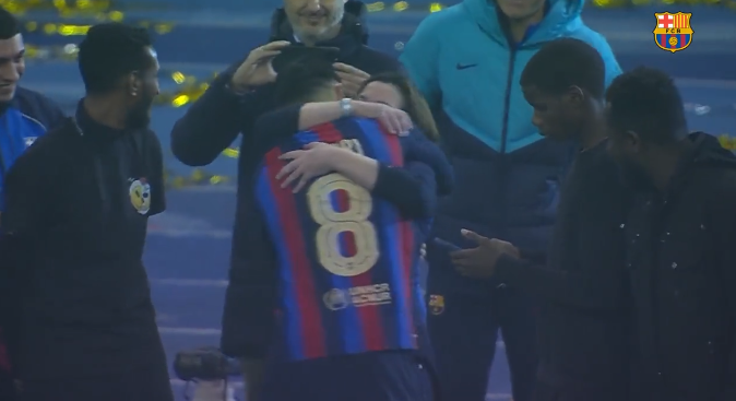 Imaginile emoționante care nu s-au văzut la TV! Pedri, în brațele familiei imediat după câștigarea Supercupei Spaniei _2