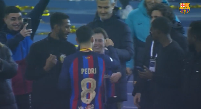 Imaginile emoționante care nu s-au văzut la TV! Pedri, în brațele familiei imediat după câștigarea Supercupei Spaniei _3