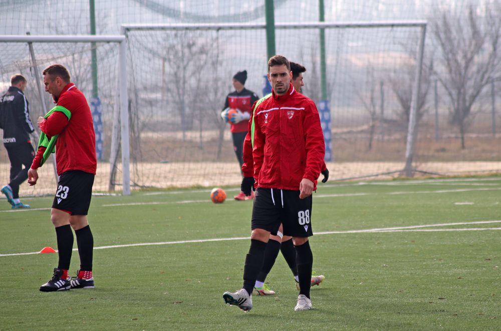 Dinamo nu a reușit să treacă de echipa lui Vali Lazăr în primul meci al anului! A debutat unul dintre ”gemenii golului”_1