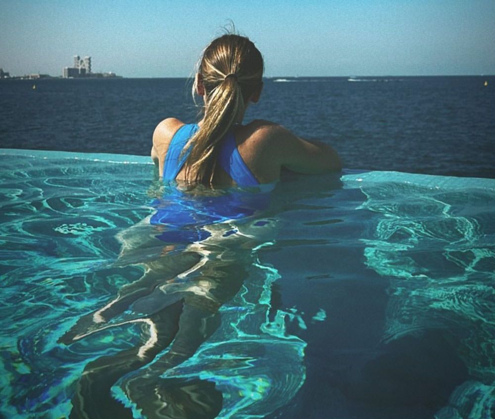 Simona Halep, imagini spectaculoase în costum de baie. A profitat de pauza de antrenamente pentru relaxare la piscină_4