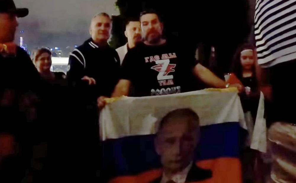 Tatăl lui Novak Djokovic s-a alăturat pro-rușilor, la Melbourne, și a ținut un steag cu Putin. Imagini incredibile_8
