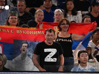 
	&bdquo;E interzis pe viață la Australian Open, nu?&rdquo; Ce tricou a putut să poarte un spectator al meciului Djokovic - Rublev
