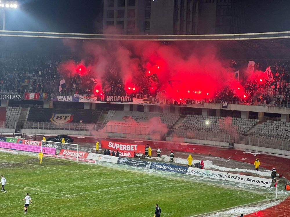 Atmosferă incendiară pe Cluj Arena. Suporterii gazdelor au realizat o coregrafie incendiară, în ciuda vremii _1