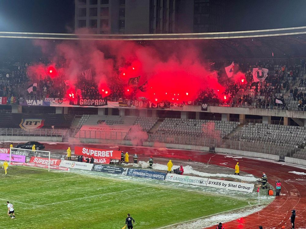 Atmosferă incendiară pe Cluj Arena. Suporterii gazdelor au realizat o coregrafie incendiară, în ciuda vremii _3