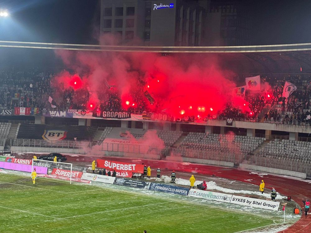 Atmosferă incendiară pe Cluj Arena. Suporterii gazdelor au realizat o coregrafie incendiară, în ciuda vremii _4