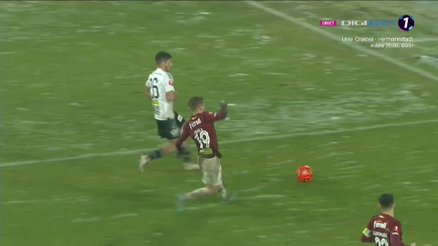 A fost sau nu penalty!? Fotbaliștii lui U Cluj au cerut lovitură de la 11 metri, dar „centralul” Barbu n-a dat nimic_12