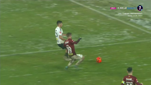 A fost sau nu penalty!? Fotbaliștii lui U Cluj au cerut lovitură de la 11 metri, dar „centralul” Barbu n-a dat nimic_13