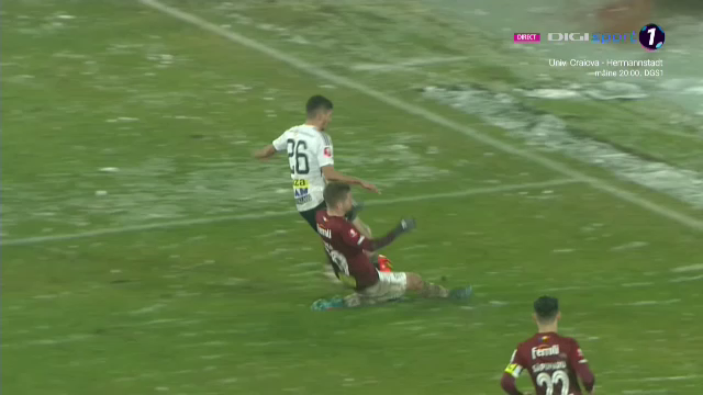 A fost sau nu penalty!? Fotbaliștii lui U Cluj au cerut lovitură de la 11 metri, dar „centralul” Barbu n-a dat nimic_16