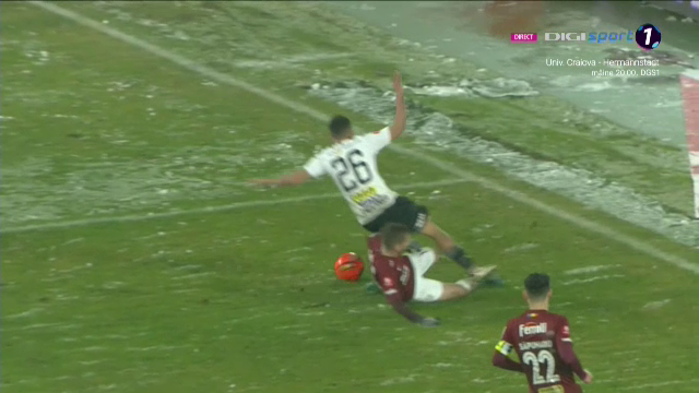 A fost sau nu penalty!? Fotbaliștii lui U Cluj au cerut lovitură de la 11 metri, dar „centralul” Barbu n-a dat nimic_19