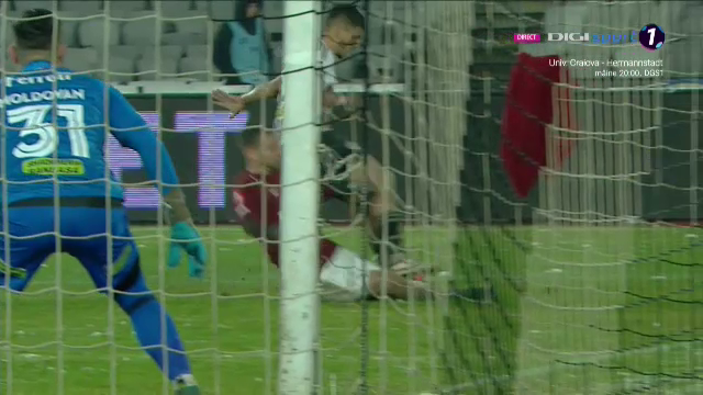 A fost sau nu penalty!? Fotbaliștii lui U Cluj au cerut lovitură de la 11 metri, dar „centralul” Barbu n-a dat nimic_9