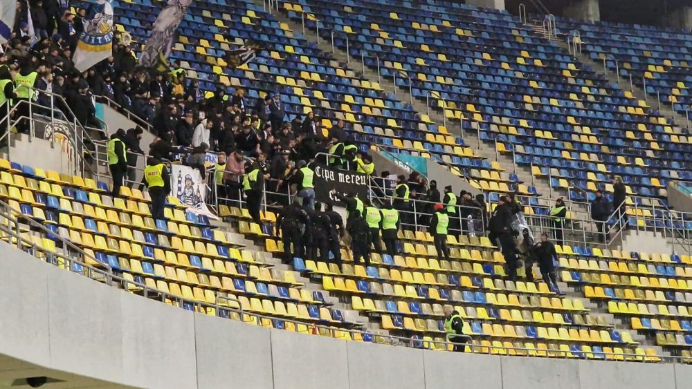 Imagini incredibile pe Arena Națională! Galeria celor de la CSA Steaua s-a infiltrat în peluză și au montat un banner țintind FCSB_2