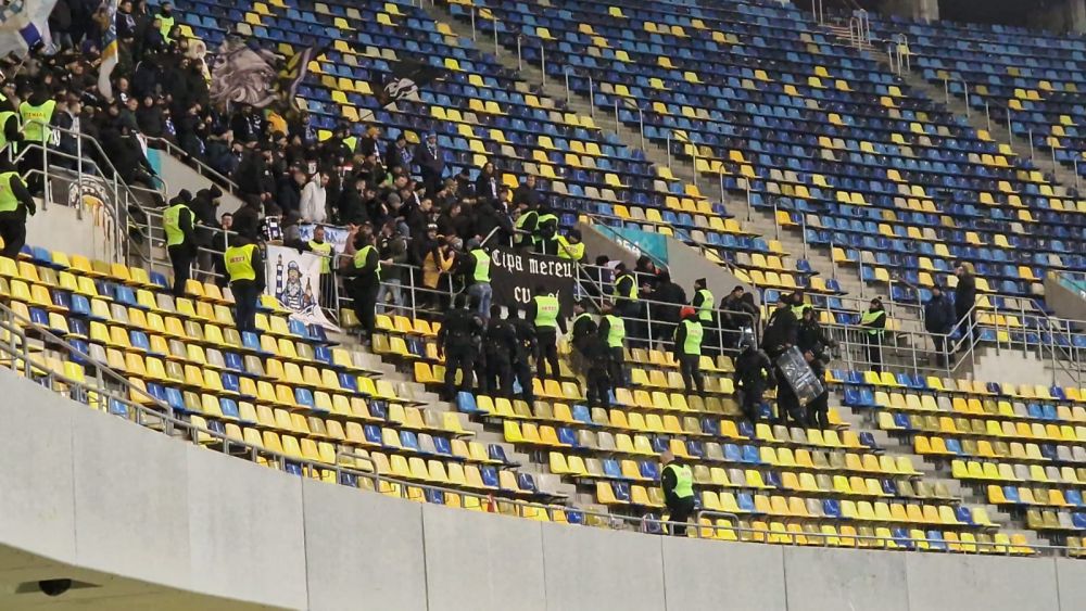 Imagini incredibile pe Arena Națională! Galeria celor de la CSA Steaua s-a infiltrat în peluză și au montat un banner țintind FCSB_1