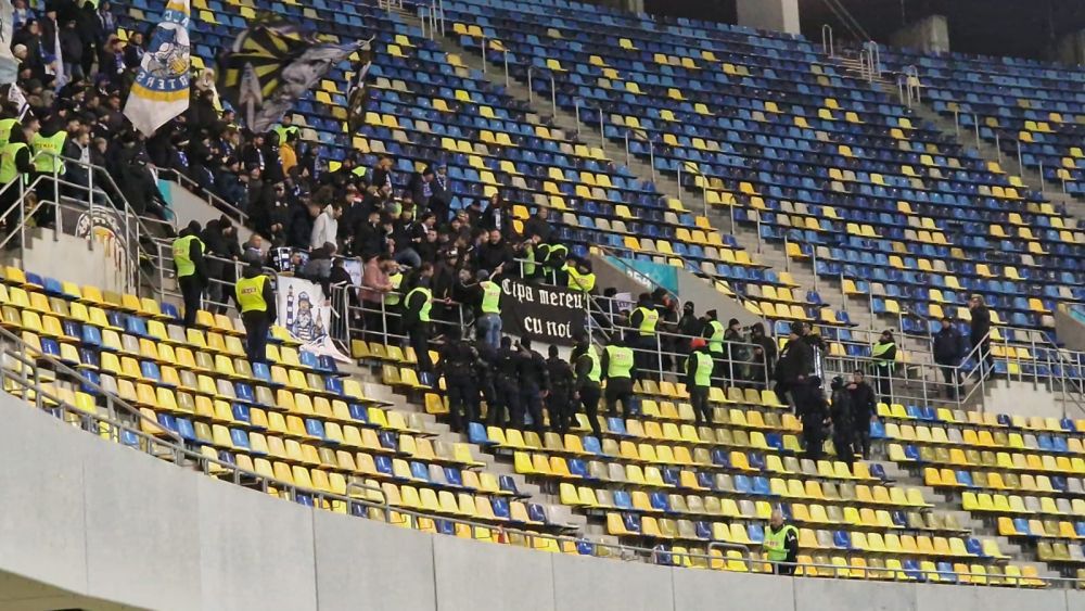 Imagini incredibile pe Arena Națională! Galeria celor de la CSA Steaua s-a infiltrat în peluză și au montat un banner țintind FCSB_3