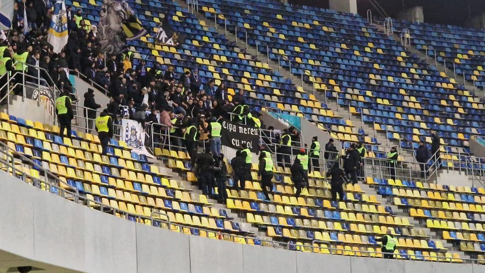 Imagini incredibile pe Arena Națională! Galeria celor de la CSA Steaua s-a infiltrat în peluză și au montat un banner țintind FCSB_5