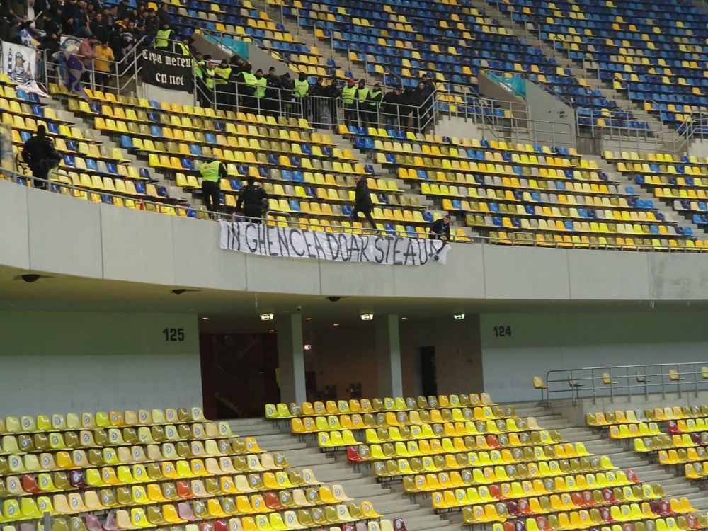 Imagini incredibile pe Arena Națională! Galeria celor de la CSA Steaua s-a infiltrat în peluză și au montat un banner țintind FCSB_8