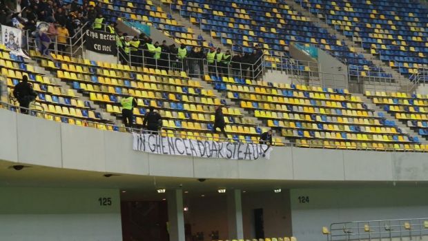 
	Imagini incredibile pe Arena Națională! Galeria celor de la CSA Steaua s-a infiltrat în peluză și au montat un banner țintind FCSB
