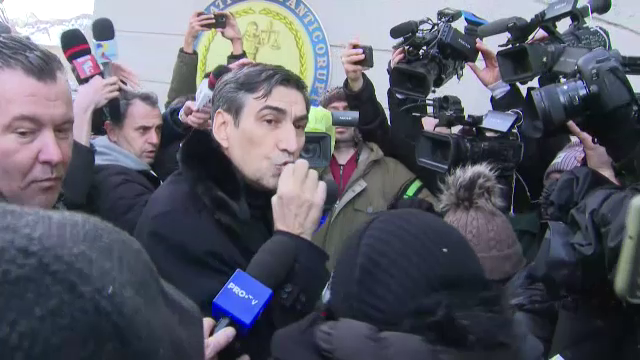 Victor Pițurcă, enervat de protestatarul Marian Ceaușescu la DNA: ”Dacă-ți dai cu ruj, vorbim”_1