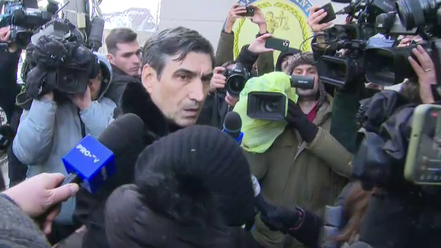 Victor Pițurcă, enervat de protestatarul Marian Ceaușescu la DNA: ”Dacă-ți dai cu ruj, vorbim”_11