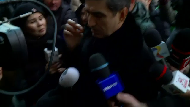 Victor Pițurcă, enervat de protestatarul Marian Ceaușescu la DNA: ”Dacă-ți dai cu ruj, vorbim”_12