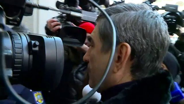 Victor Pițurcă, enervat de protestatarul Marian Ceaușescu la DNA: ”Dacă-ți dai cu ruj, vorbim”_13
