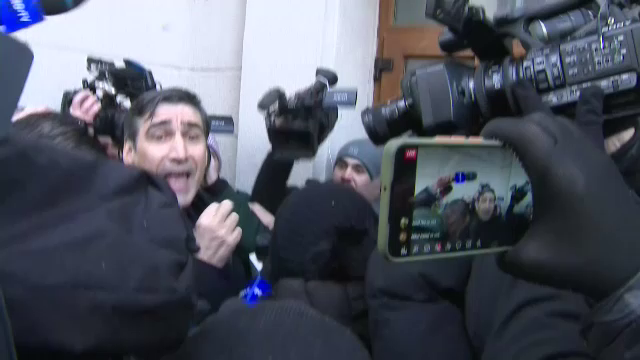 Victor Pițurcă, enervat de protestatarul Marian Ceaușescu la DNA: ”Dacă-ți dai cu ruj, vorbim”_7