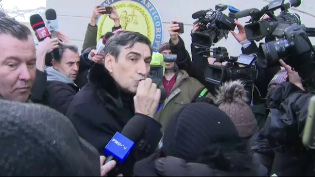
	Victor Pițurcă, enervat de protestatarul Marian Ceaușescu la DNA: &rdquo;Dacă-ți dai cu ruj, vorbim&rdquo;
