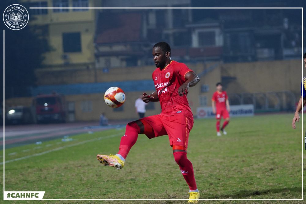 Juvhel Tsoumou, fostul vârf al lui FCSB, a înscris un hat-trick în 13 minute la debutul oficial pentru noua sa echipă! ”Are clasă”_39