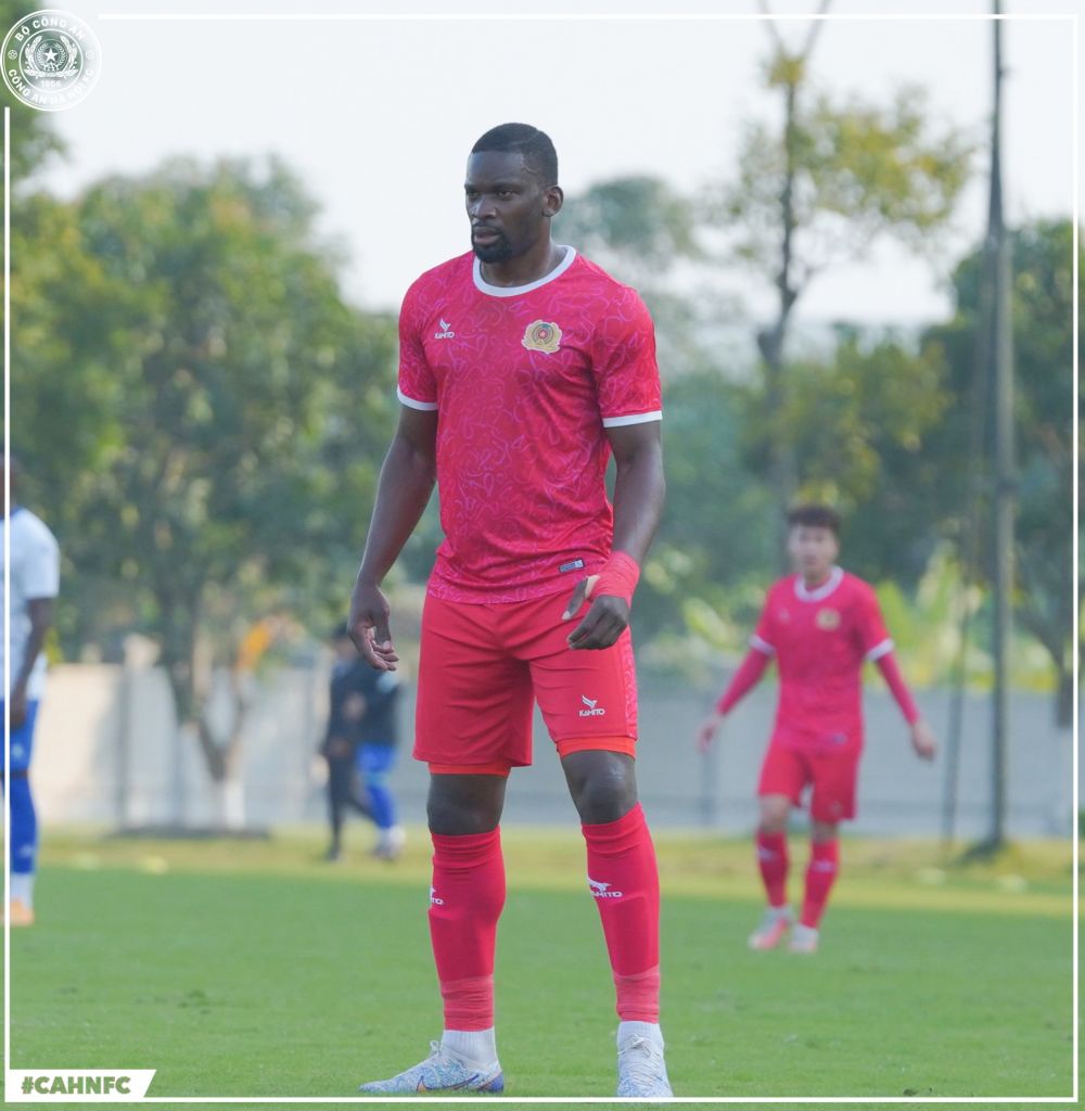 Juvhel Tsoumou, fostul vârf al lui FCSB, a înscris un hat-trick în 13 minute la debutul oficial pentru noua sa echipă! ”Are clasă”_40