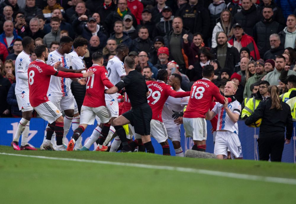 Imagini incredibile în Premier League! Casemiro a strâns de gât un adversar și a fost eliminat_5