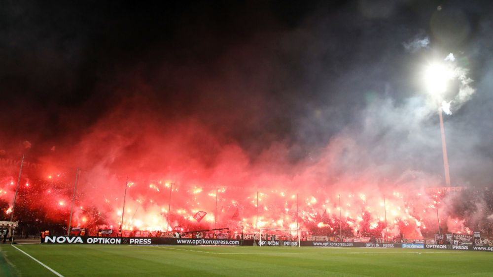 Imagini incredibile de la derby-ul din Grecia, întârziat cu 20 de minute! Suporterii lui PAOK au creat o atmosferă incendiară_2