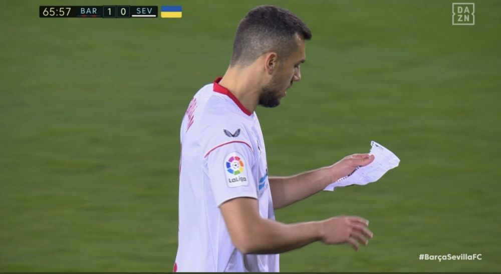 Momentul viral cu un jucător de la FC Sevilla. A primit un bilet de la antrenor în timpul meciului: ce a urmat pe teren e neașteptat_1