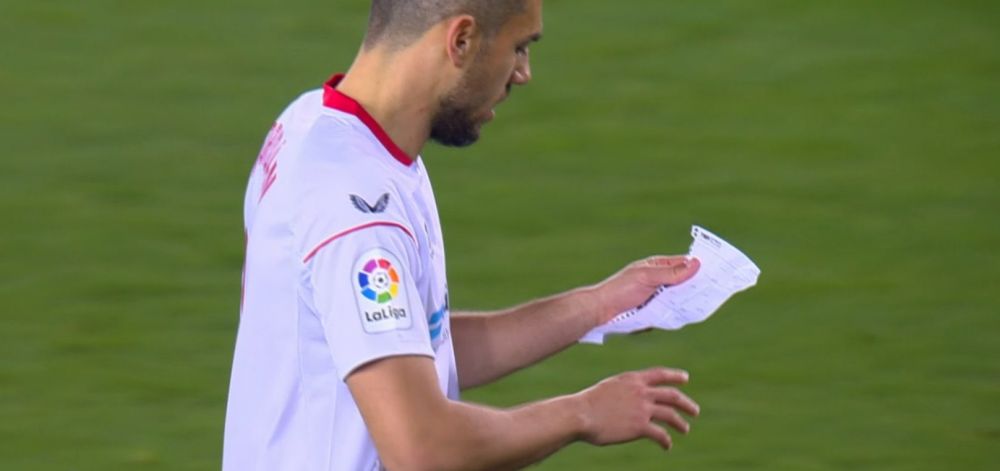 Momentul viral cu un jucător de la FC Sevilla. A primit un bilet de la antrenor în timpul meciului: ce a urmat pe teren e neașteptat_2
