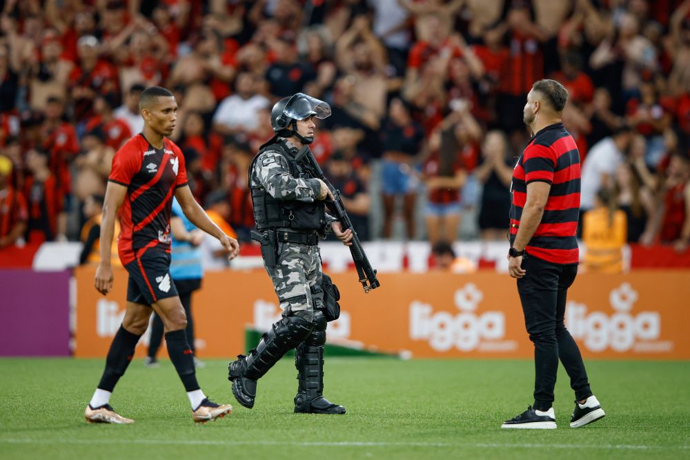 ”El Clasico” din Brazilia s-a încheiat cu o bătaie generală care a durat 15 minute și cu arme pe teren! Imagini incredibile_1