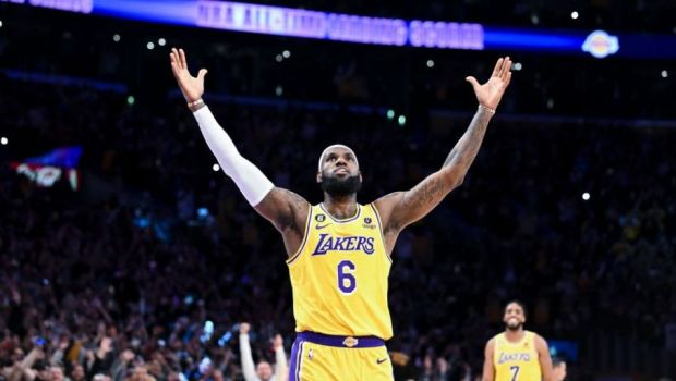 
	LeBron James, o nouă filă de istorie! A devenit cel mai bun marcator din istoria NBA! Imagini emoționante cu starul lui LA Lakers
