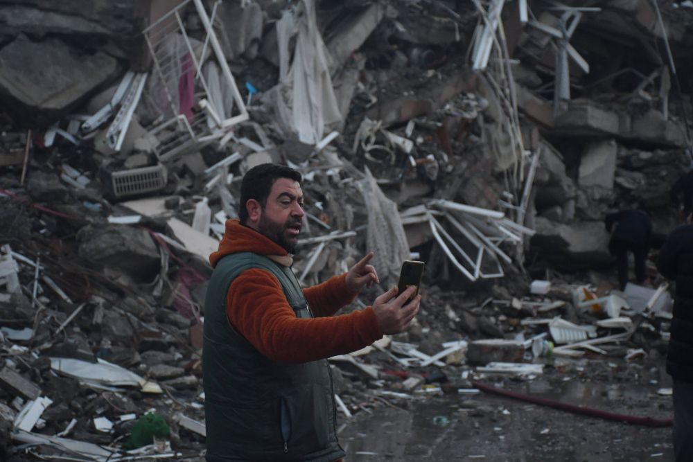 Un superfotbalist ajută victimele seismului din Turcia în semn de solidaritate. În ce ipostază a fost surprins jucătorul_7