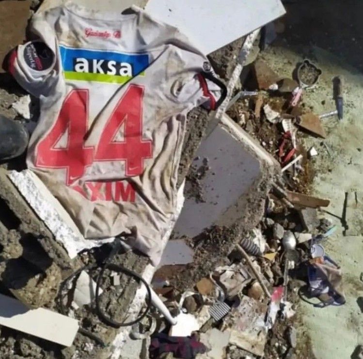 Imagine zguduitoare din Turcia! Tricoul lui Alex Maxim, găsit sub dărâmăturile provocate de cutremur _2
