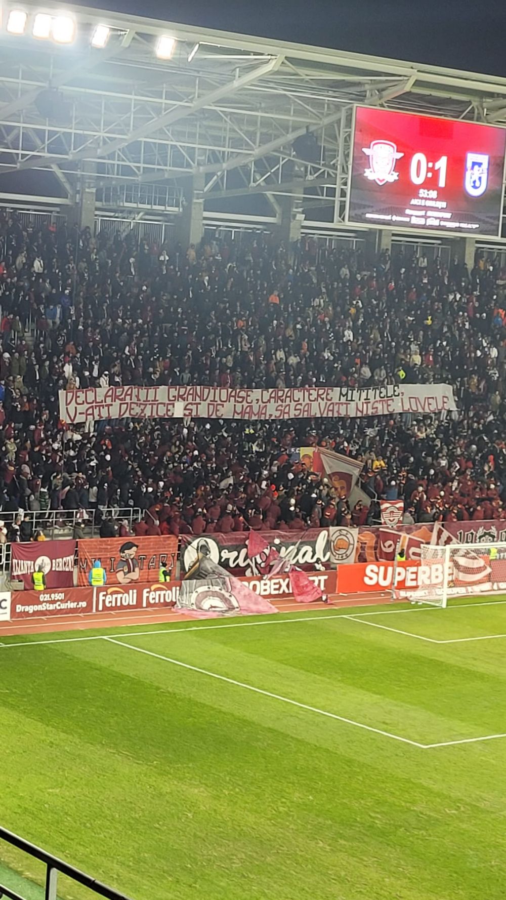 Galeria celor de la Rapid, bannere la foc automat în meciul cu FC U Craiova: "A ajuns Mititelu să spele cu voi pe jos"_1