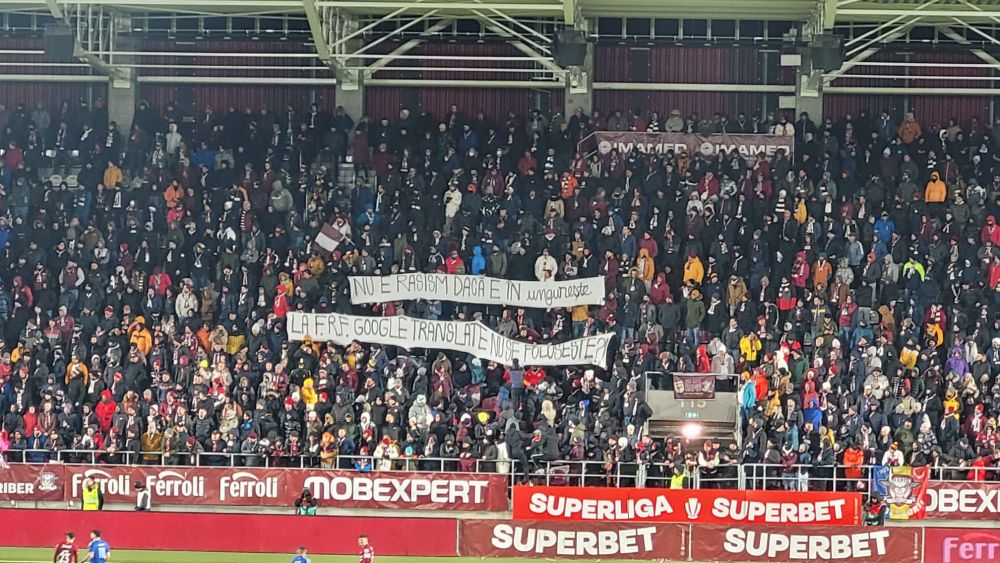 Galeria celor de la Rapid, bannere la foc automat în meciul cu FC U Craiova: "A ajuns Mititelu să spele cu voi pe jos"_2