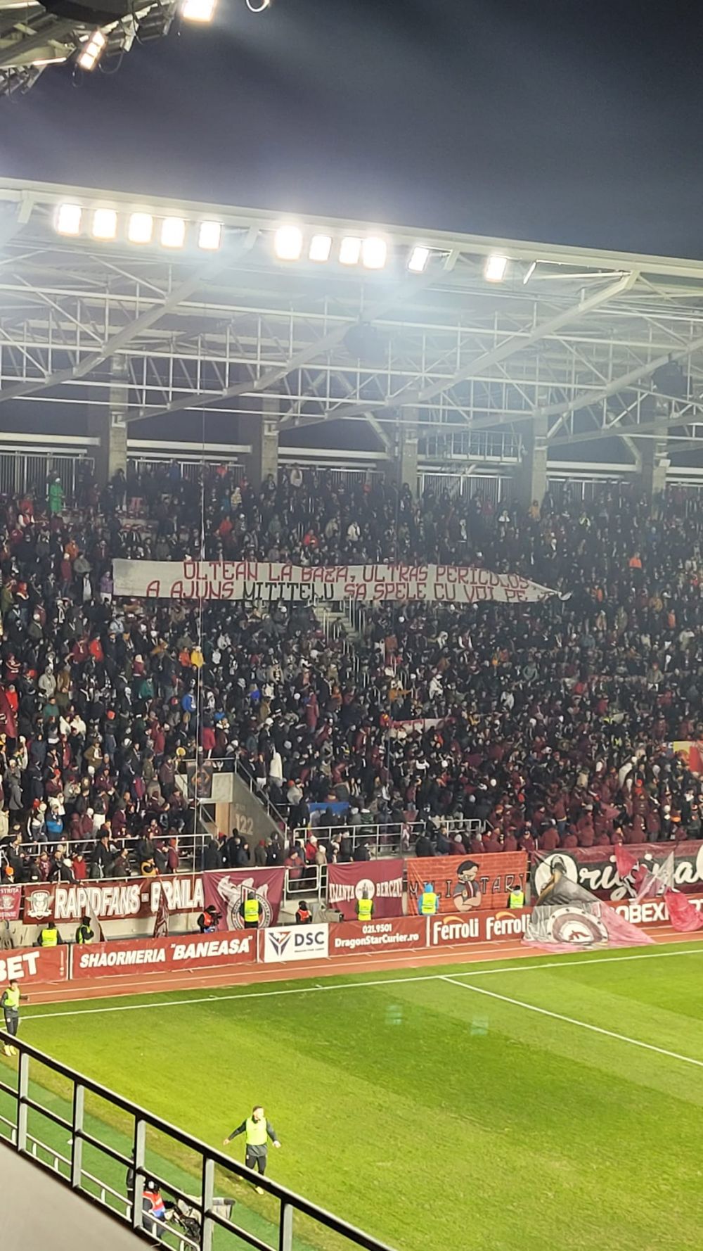 Galeria celor de la Rapid, bannere la foc automat în meciul cu FC U Craiova: "A ajuns Mititelu să spele cu voi pe jos"_3