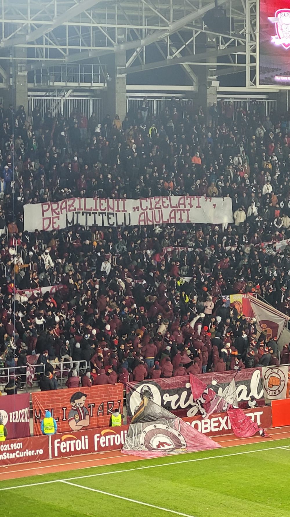 Galeria celor de la Rapid, bannere la foc automat în meciul cu FC U Craiova: "A ajuns Mititelu să spele cu voi pe jos"_4