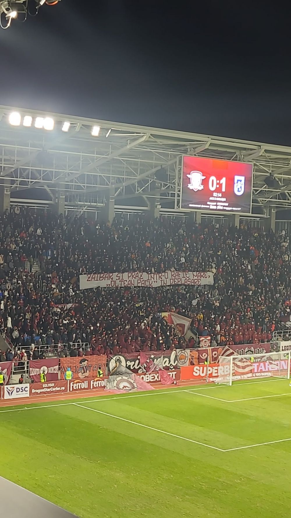 Galeria celor de la Rapid, bannere la foc automat în meciul cu FC U Craiova: "A ajuns Mititelu să spele cu voi pe jos"_5