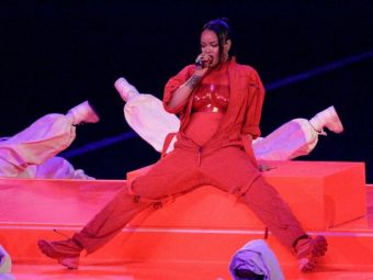 
	Rihanna, din nou însărcinată, concert exploziv în pauza de la Super Bowl! Kansas City Chiefs a făcut spectacol
