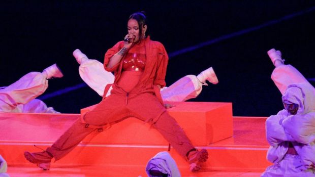 
	Rihanna, din nou însărcinată, concert exploziv în pauza de la Super Bowl! Kansas City Chiefs a făcut spectacol
