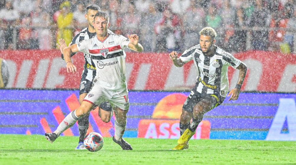 Derby-ul Sao Paulo - Santos, disputat în condiții ireale! Faze incredibile cu mingea oprindu-se în băltoace și goluri superbe_2